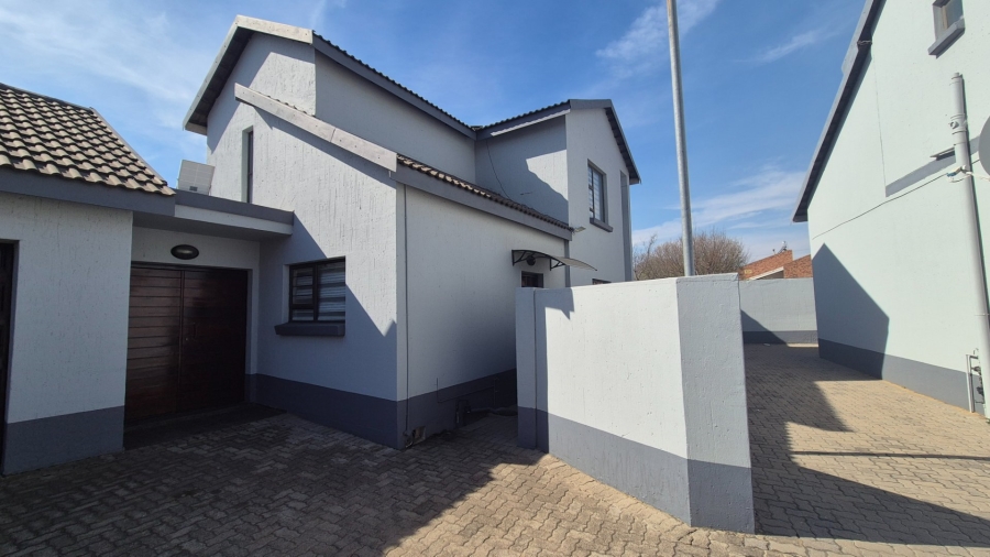 3 Bedroom Property for Sale in Roodia Free State